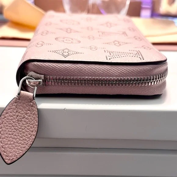 RE LISTED IN CLOSET Louis Vuitton Lilac Mahina Zippy Wallet - Picture 4 of 10
